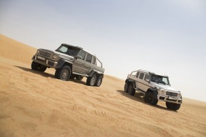 Beide Mercedes Modelle G 63 AMG 6x6 und G 63 AMG in der Wüste