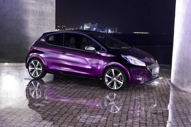 Peugeot 208 XY 2013 in der Farbe Purple Night Violett