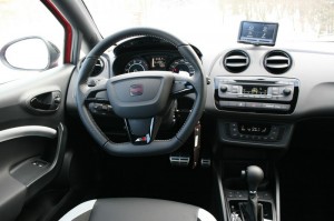 Das Cockpit des Seat Ibiza Cupra
