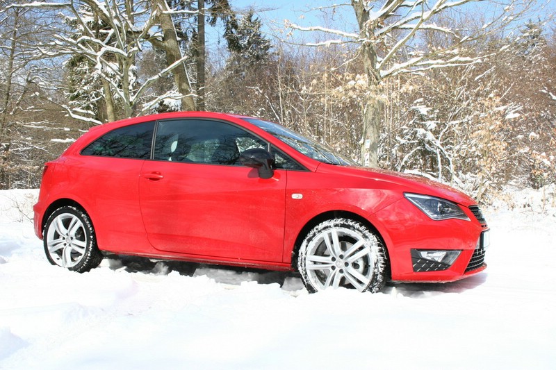 Seat Ibiza Cupra in rot in der Seitenansicht