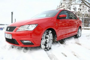 Seat Toledo (Typ NH) in rot auf Schnee