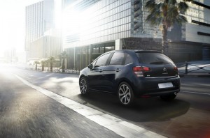 schwarzer Citroen C3 in der Heckansicht