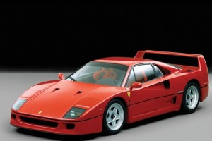 roter Ferrari F40 in der Front- und Seitenansicht