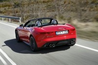 Roter Jaguar F-Type V8 S von hinten