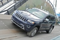 2013er Jeep Grand Cherokee in Blau (Kühlergrill, Front)