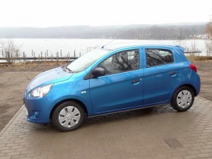 Blauer Mitsubishi Space Star in der Seitenansicht