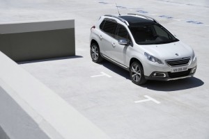 weißer Peugeot 2008 in der Front- Seitenansicht
