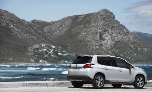 Peugeot 2008 in weiss in der Heckansicht