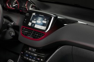 Die Mittelkonsole des Peugeot 208 GTI (Navigationssystem)