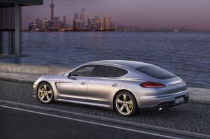 Die Seitenpartie des 2013er Porsche Panamera Turbo Executive