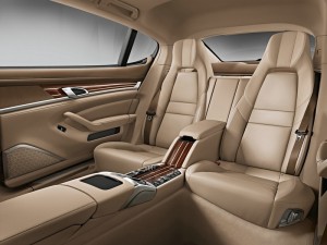Die hinteren Sitze der Luxuslimousine Porsche Panamera Turbo Executive