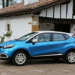 Blauer Renault Captur in der Seitenansicht