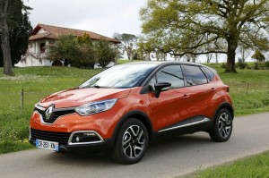 2013er Renault Captur in orange in der Front- und Seitenansicht