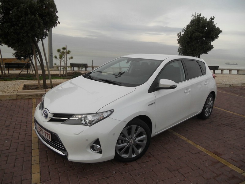 weisser Toyota Auris mit Hybridantrieb