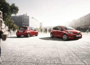 2013er Toyota Yaris Edition in der Front und Heckansicht