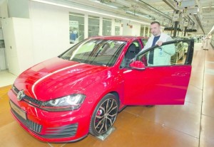 Roter VW Golf GTI im VW Werk Wolfsburg