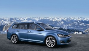 Blauer VW Golf Variant in der Seitenansicht