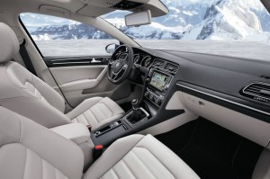 Der Innenraum des VW Golf Variant mit Navi und Leder