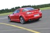 Die Heckansicht eines roten Mazda RX-8 Facelift-Modells 2009
