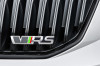 Die Plakette am Grill des Skoda Octavia RS