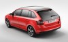 Roter Skoda Rapid Spaceback in der Seiten und Heckansicht