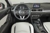 Das Cockpit der Mazda 3 Limousine