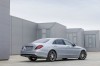 Silberner Mercedes-Benz S63 AMG in der Heckansicht