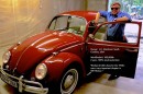 Roter VW Käfer mit seinem Besitzer Larry Marchant