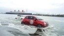 Fiat 500 in rot und weiß schwimmen vorm Huntington Beach