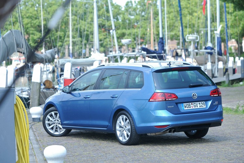 VW Golf Variant Exterieur in der Farbe Blau in der Heckansicht