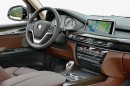 Das Cockpit des BMW X5 xDrive 50i mit Navi an Bord