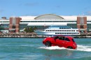 Schwimmender Fiat 500 in rot