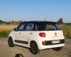 weißer Fiat 500L 1.4 16V in der Heckansicht