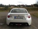Heckspoiler und Rohre des Sportlers Toyota GT86
