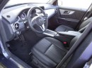 Fahrer und Beifahrersitz des Mercedes-Benz GLK 220 CDI