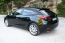 schwarzer Mazda3 der dritten Generation in der Heckansicht