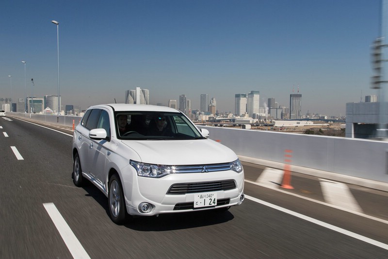 Mitsubishi Outlander PHEV in weiß in der Frontansicht