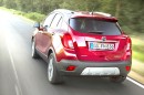 Opel Mokka 1.4 Turbo 4x4 in rot von hinten