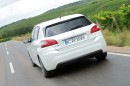 Weißer Peugeot 308 1.6 l e-HDi in der Heckansicht