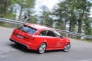 Roter Audi RS6 Avant bei den Tests in der Heckansicht