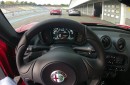 Die Fahrersicht im Sportwagen Alfa Romeo 4C