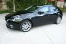 Schwarzer Mazda3: Auto der Kompaktklasse