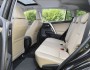 Die Sitze des Toyota RAV4 mit anthrazitfarbenem Leder