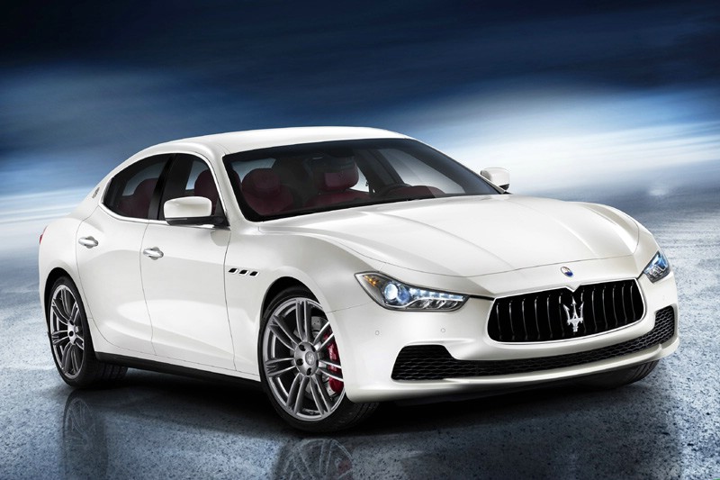 Oberklasseauto Maserati Ghibli in weiß in der Frontansicht