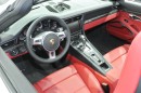 Der Innenraum des Porsche 911 Turbo Cabriolet mit rotem Leder