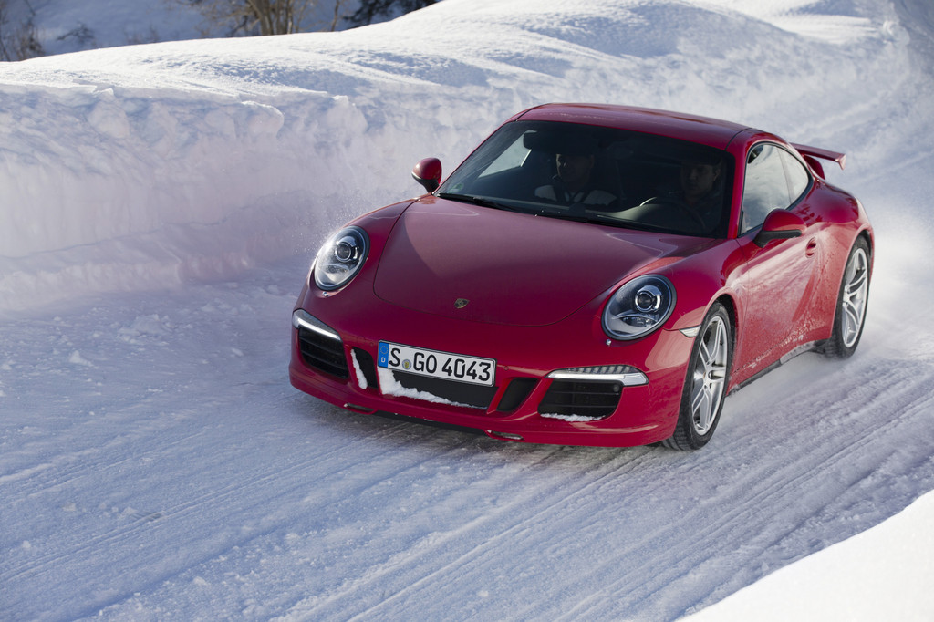 Sportwagen Porsche 911 auf Schnee