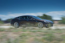 Das Mittelklassefahrzeug Tesla Model S in der Seitenansicht