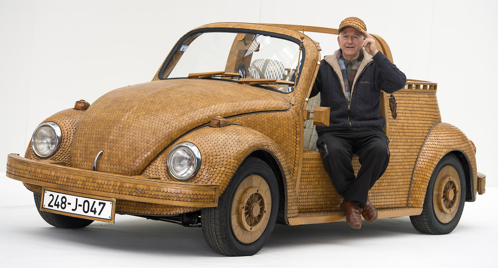 Der Volkswagen Käfer aus Holz wird auf der Essen Motor Show zu sehen sein