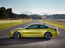 Das neue BMW M4 Coupé in der Seitenansicht (Farbe Gold)