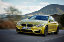 Goldenes BMW M4 Coupé in der Frontansicht, Fahraufnahme